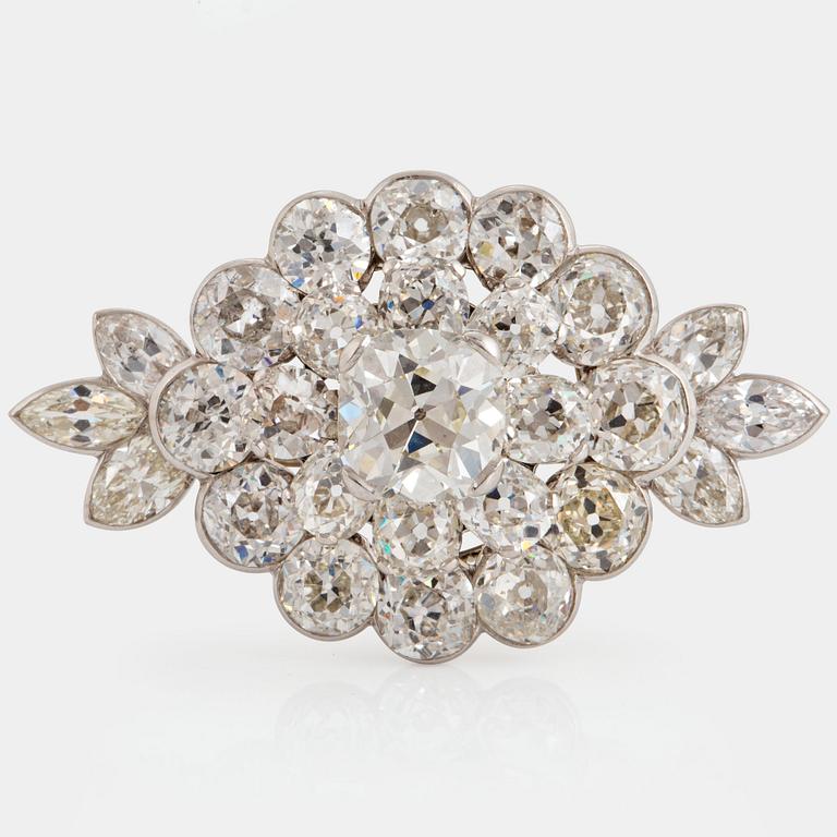 Brosch platina med gammalslipade diamanter med total vikt ca 19.00 ct, i etui från Cartier.