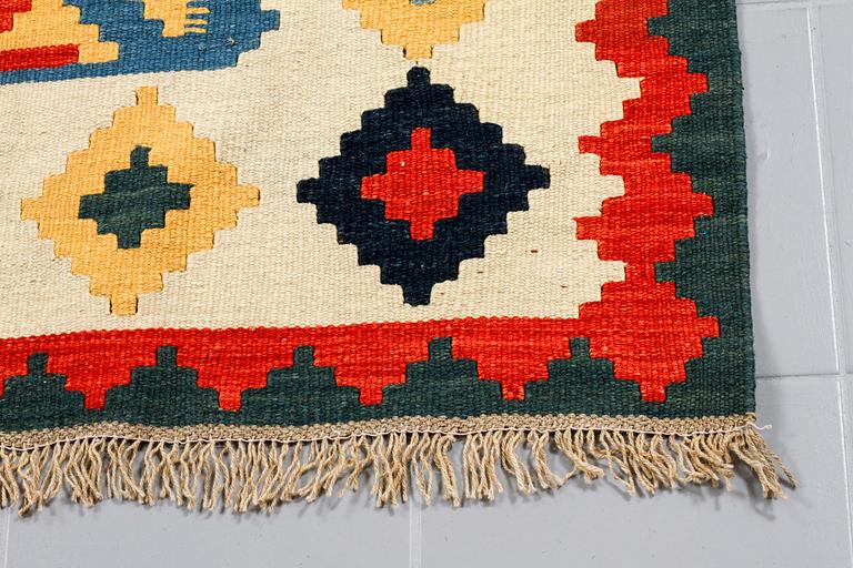 A KILIM KASHGAI, 240 x 169 cm.