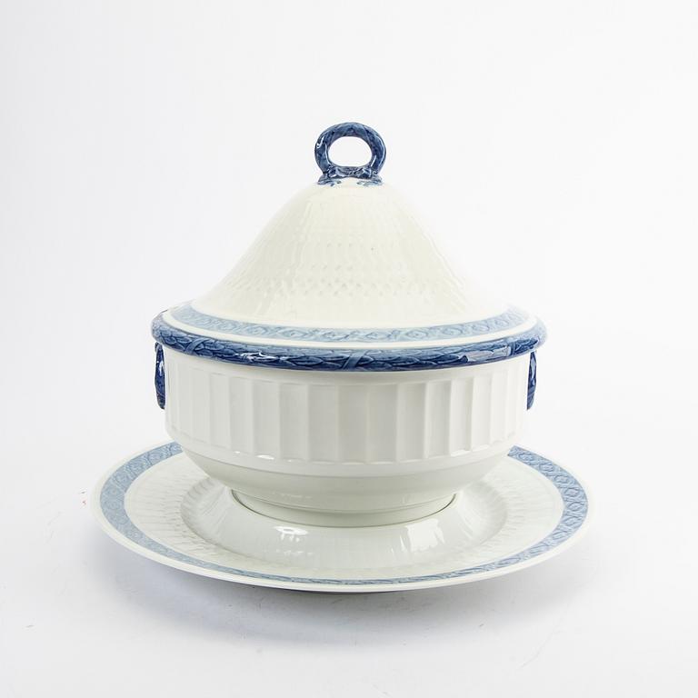 A 107 pcs "Blå vifte" dinner service Royal Copenhagen.