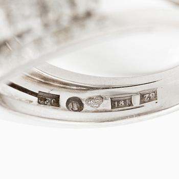 Ring 18K vitguld med runda briljant- och åttkantslipade diamanter. CF Carlman, Stockholm 1974.