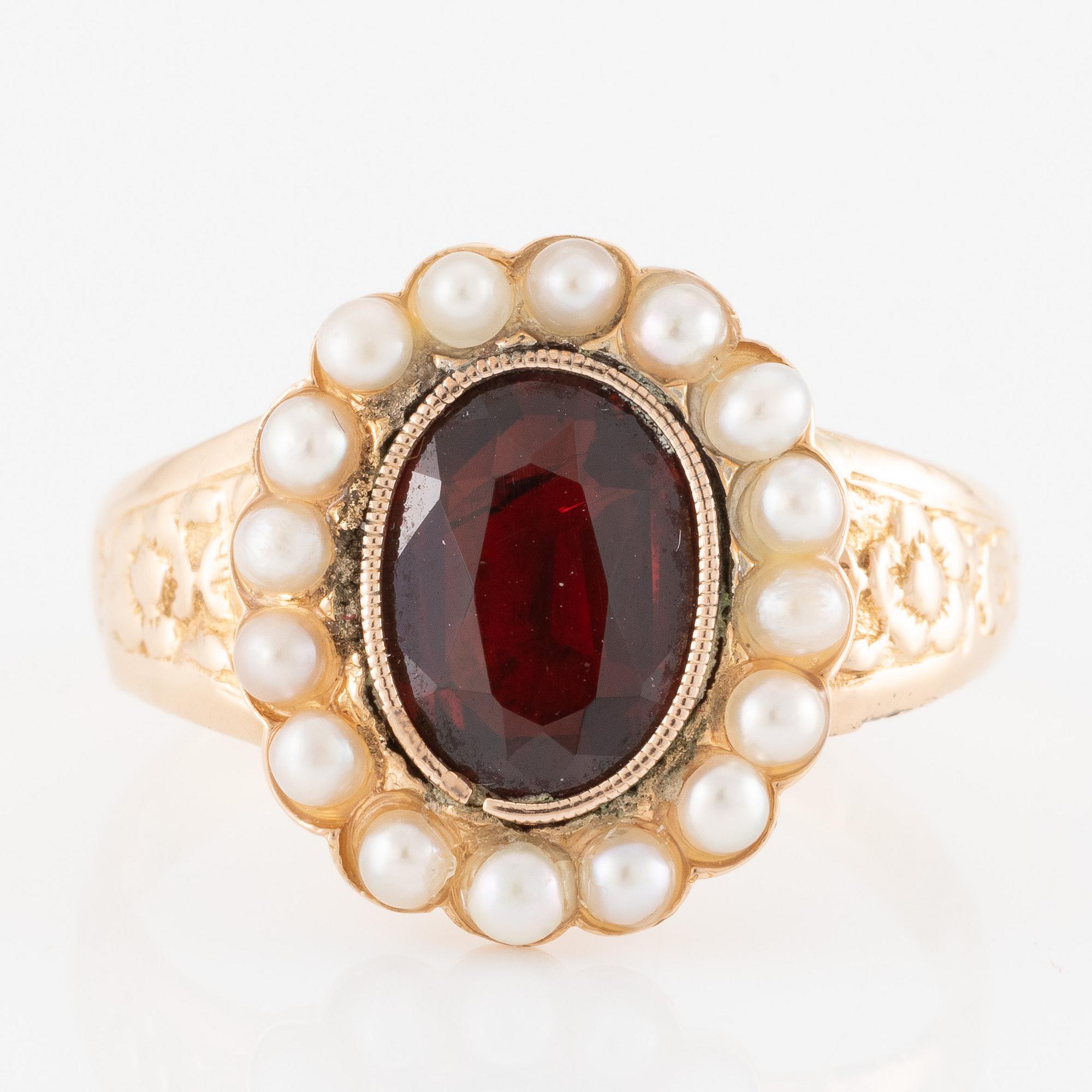 Ring, 18K gold with pearls and red stone.