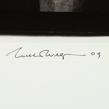 William Wegman, archival pigment print, 2009, signerat. Numrerat 113/1500 a tergo.
