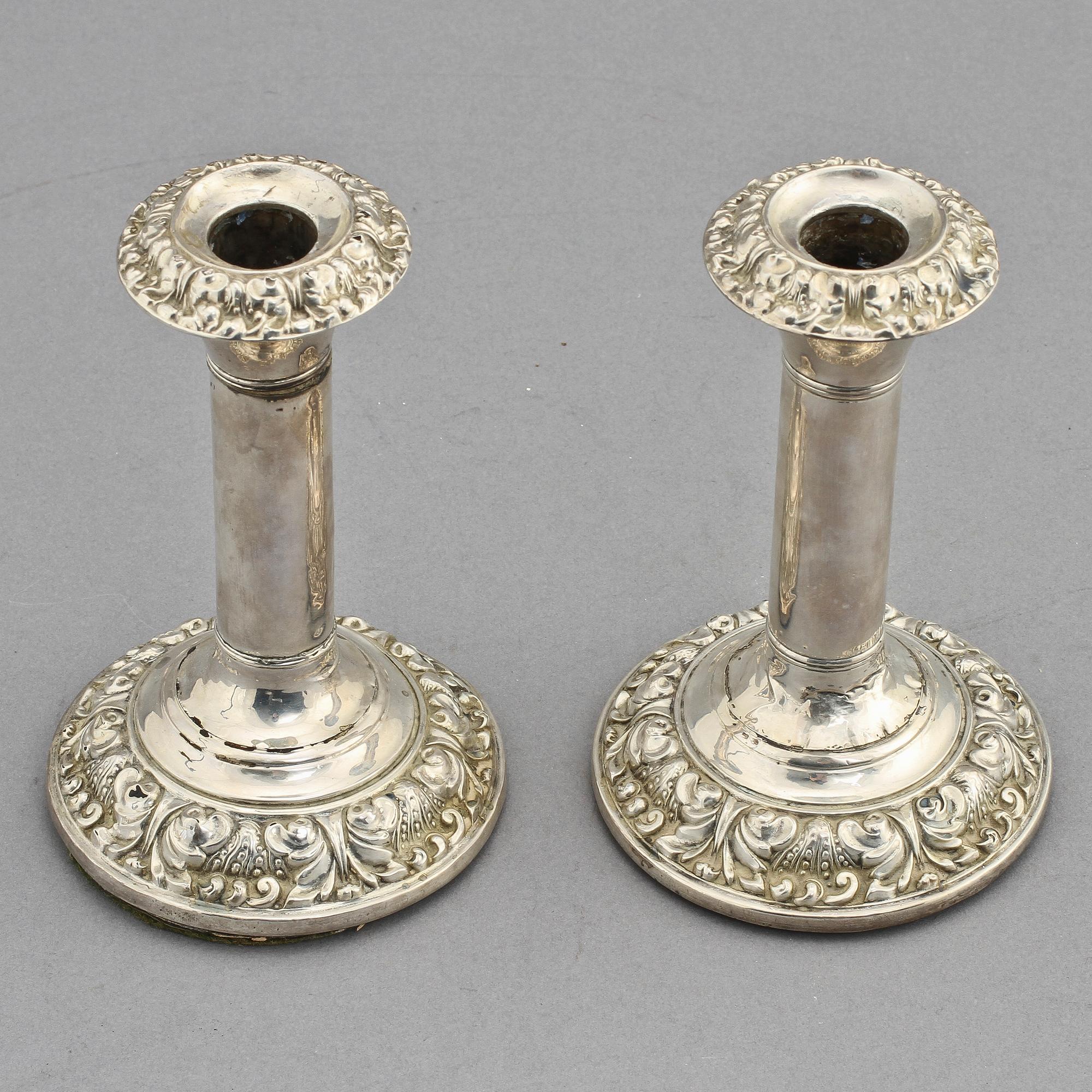 LJUSSTAKAR, ett par, silver, England, 1800/1900-tal. Totalvikt 890 g.