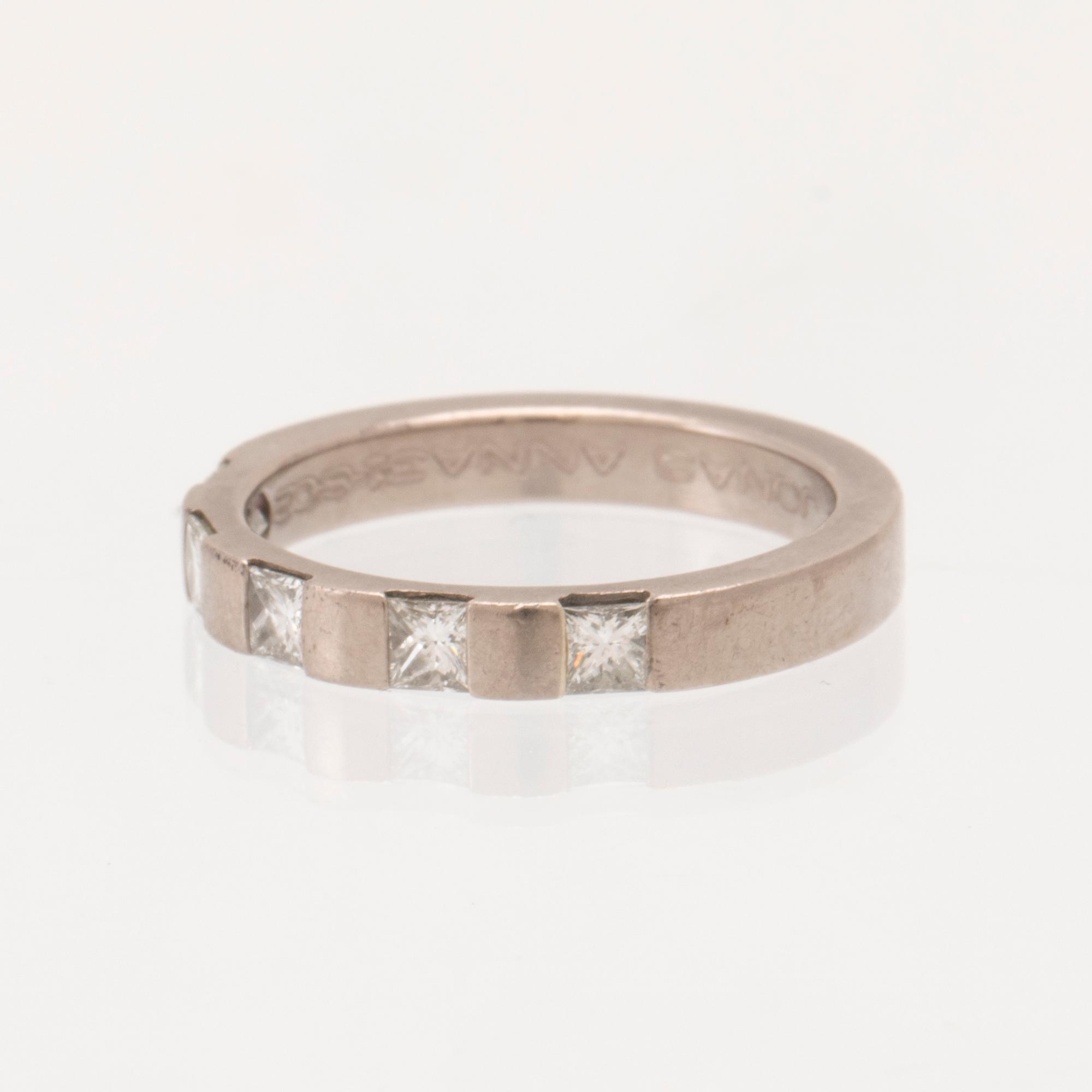 Ring halvallians 18K vitguld med prinsesslipade diamanter, Atelje Guld-Bros Stockholm.