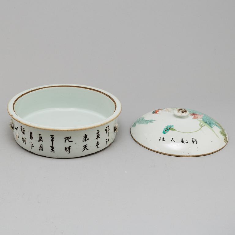 Two plates and a tureen, porcelain, China, Qing dynasty, later part of the 19th century.