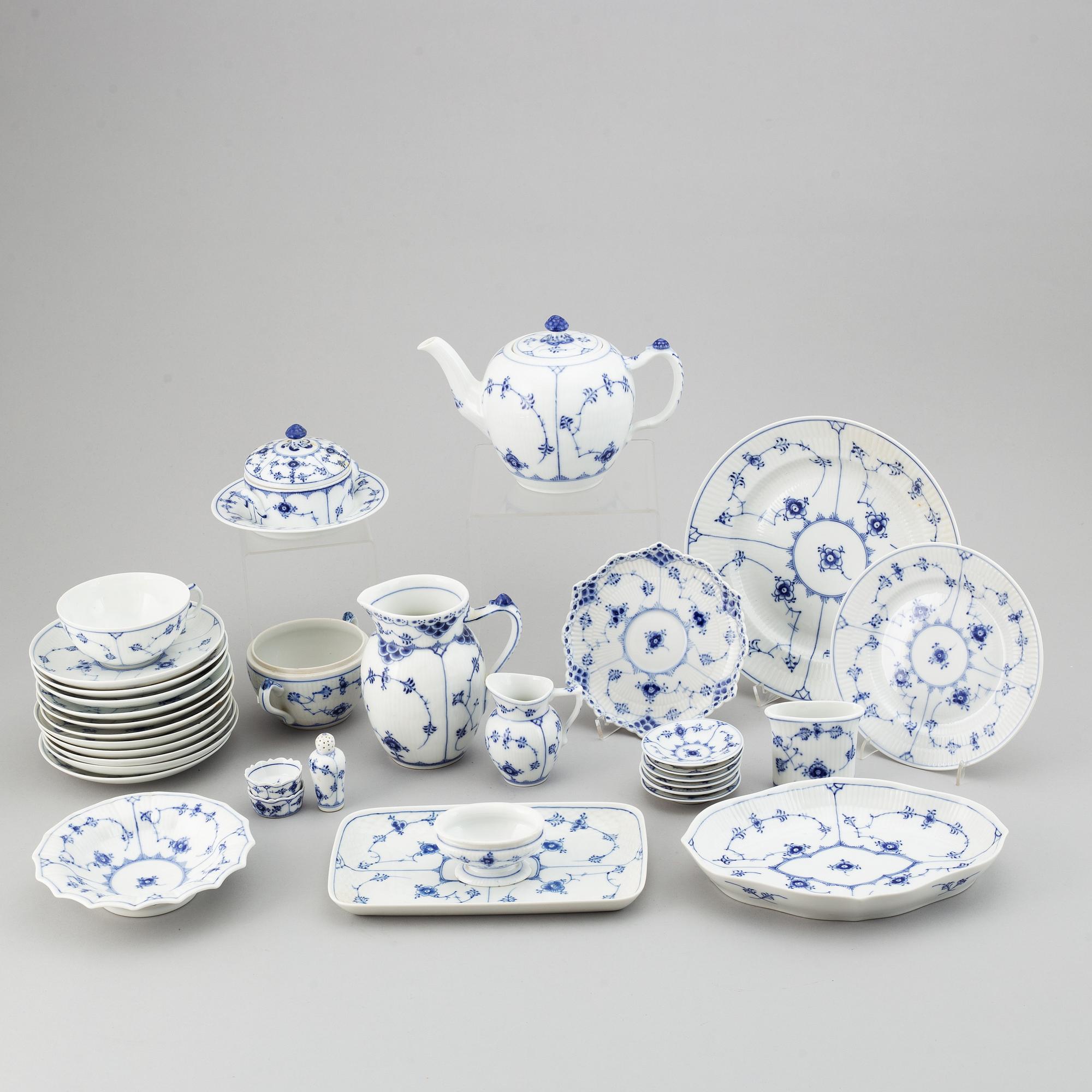 ROYAL COPENHAGEN, kaffeservis, 40 delar, porslin. "Musselmalet", Danmark.