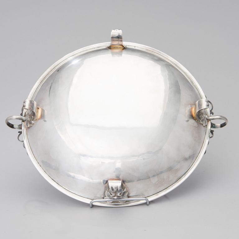 A silver serving dish with French "Swan" hallmark and Finnish control marks, 1937. Weight circa 1020 g.