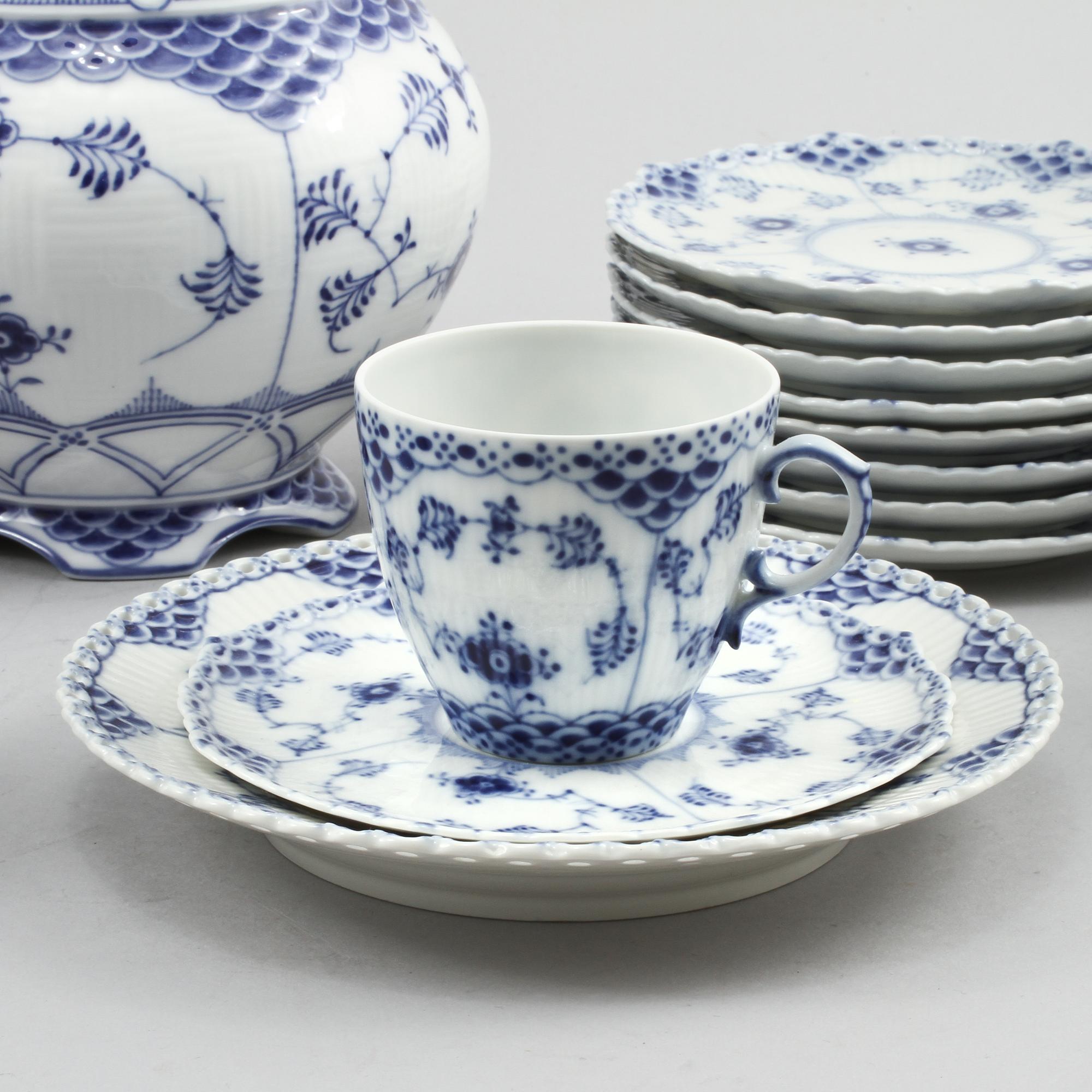SERVISPORSLIN samt VAS, 18+1 delar, "Musselmalet", Royal Copenhagen, 1900-talets andra hälft.