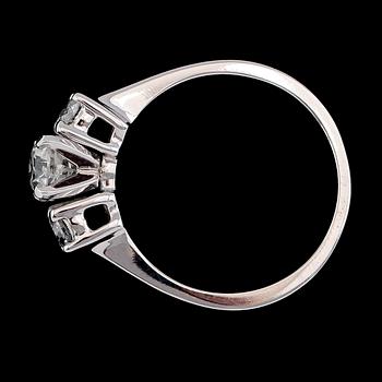 RING, 14K vitguld, diamanter tot ca 0.88 ct.