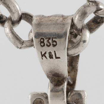 Medallion with photo compartment, with chain, silver.