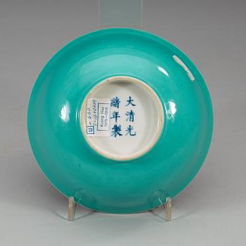 An green glazed and blue and white bowl, late Qing dynasty (1644-1912), with Guangxu six character mark.