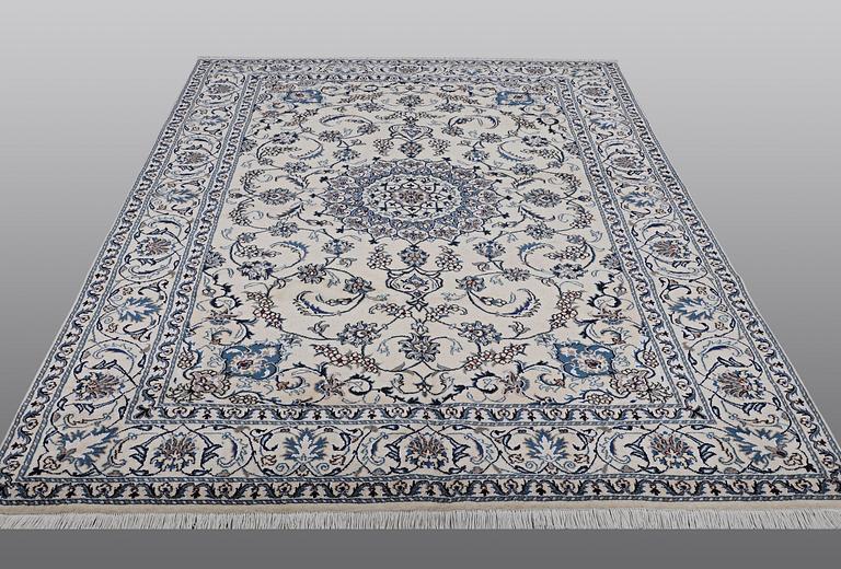 A carpet Nain, part silk, ca 290 x 196 cm.
