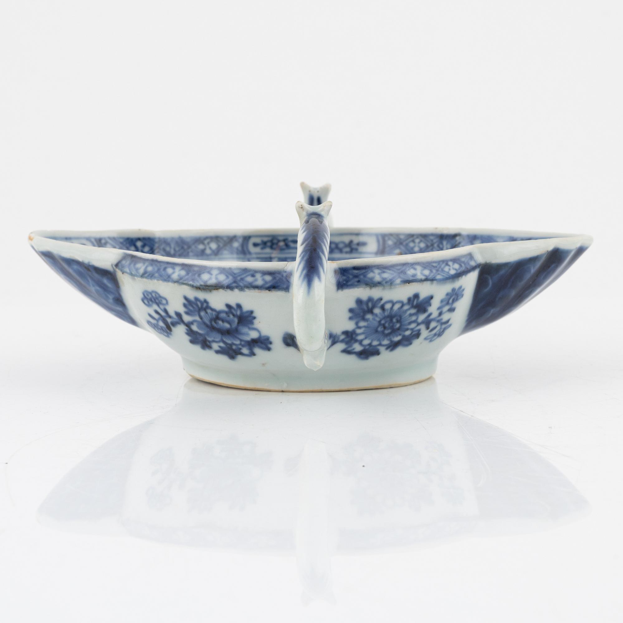 A Chinese blue and white export porcelain sauce boat, Qing dynasty, Qianlong (1736-95).