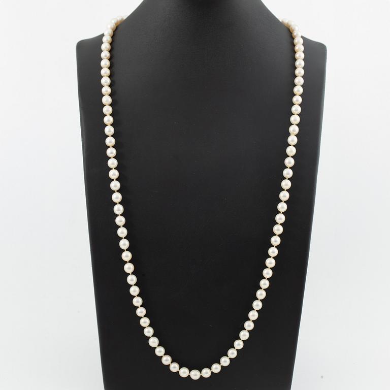 Necklace, longer model with cultured pearls, clasp 18K white gold set with octagonal-cut diamonds.