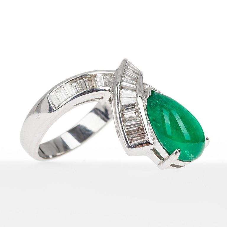 SMARAGD-DIAMANTRING, 18K. Vikt 18,79 g.