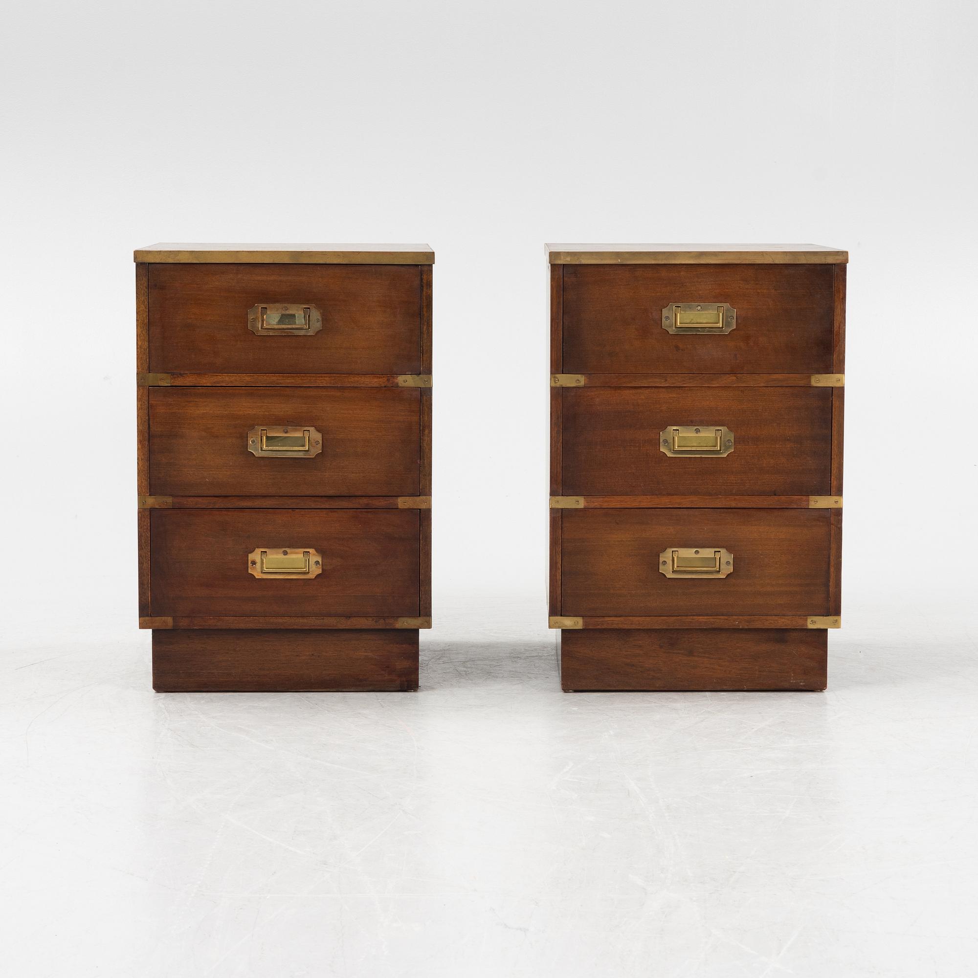 A pair of mahogany veneered bedside tables, Reprodux, England, second half of the 20th Century.