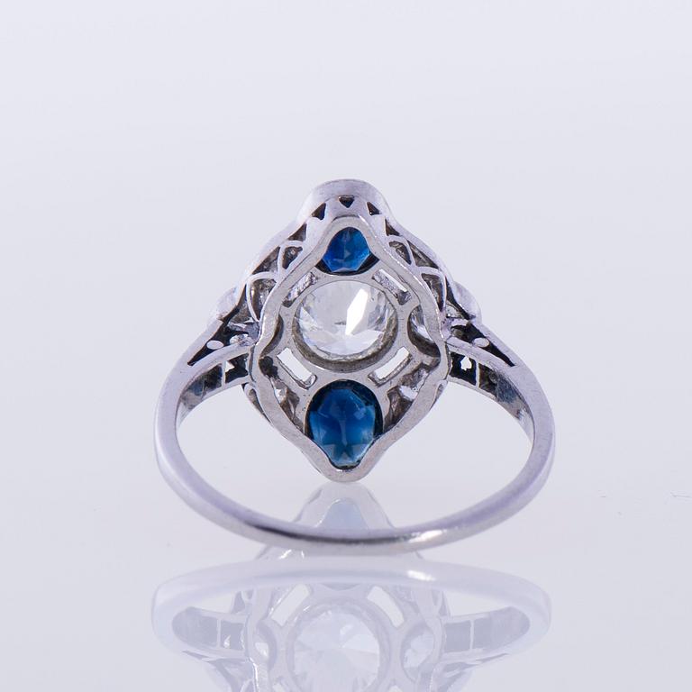 RING, platina, gammalslipade diamanter, fasettslipade safirer. David Andersen & Co, Stockholm. Vikt ca 3,3 g.