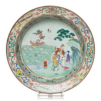 1009. A large famille rose basin, Qing dynasty, 19th Century.