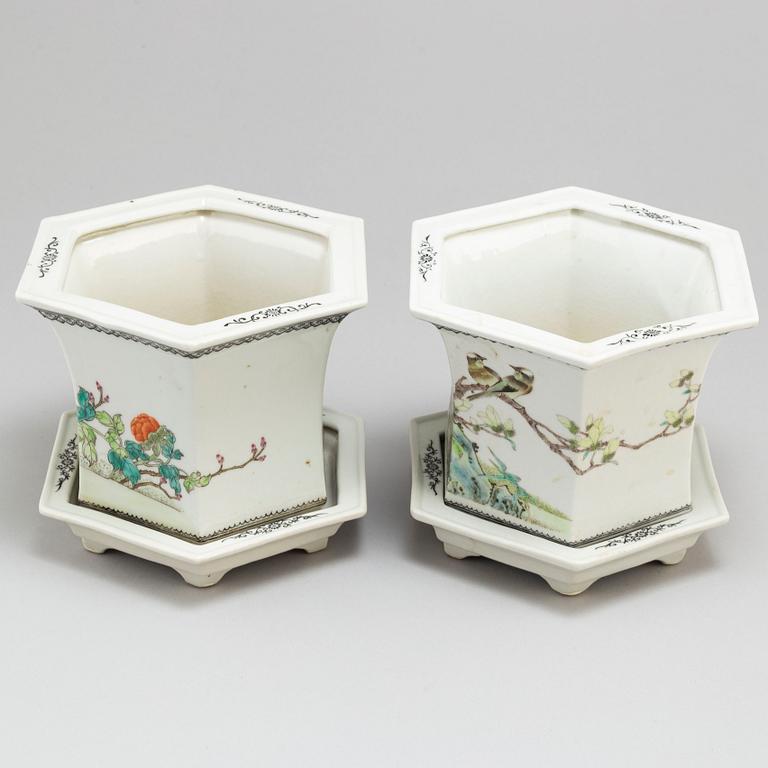 A pair of Chinese pots with dishes, and a hat stand, 20th century.