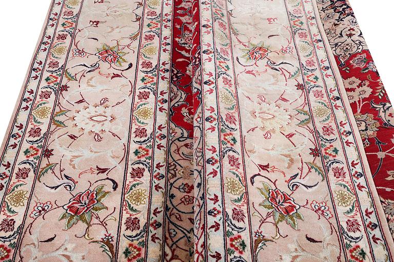 An Esfahan carpet, part silk, c. 298 x 206 cm.