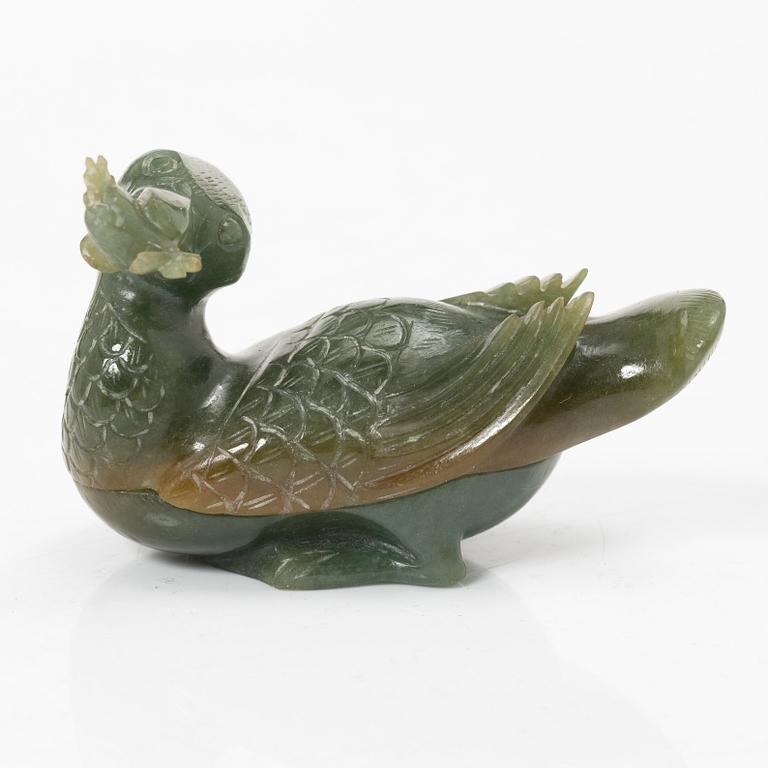 Bälteshake samt amulett och ask, nefrit och sten, Qingdynastin.