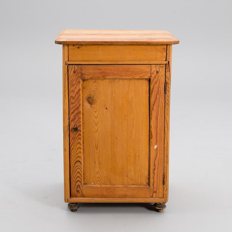 TVÄTTKOMMOD, 1800-tal.