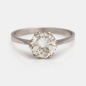 An 18K white gold ring with a ca. 2.25 ct brilliant cut diamond according to certificate.