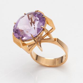 Elis Kauppi, A 14K gold and amethyst ring. Kupittaan kulta, Turku.