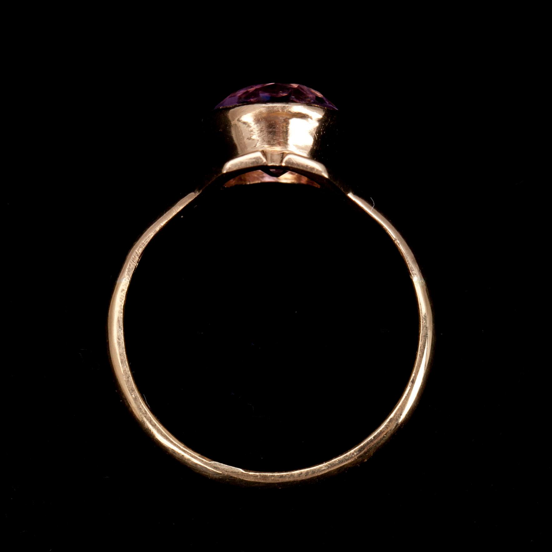 RING, guld 18K, fasettslipad lila sten. V.F.Tiihonen Villmanstrand 1952. Vikt 4,5 g.