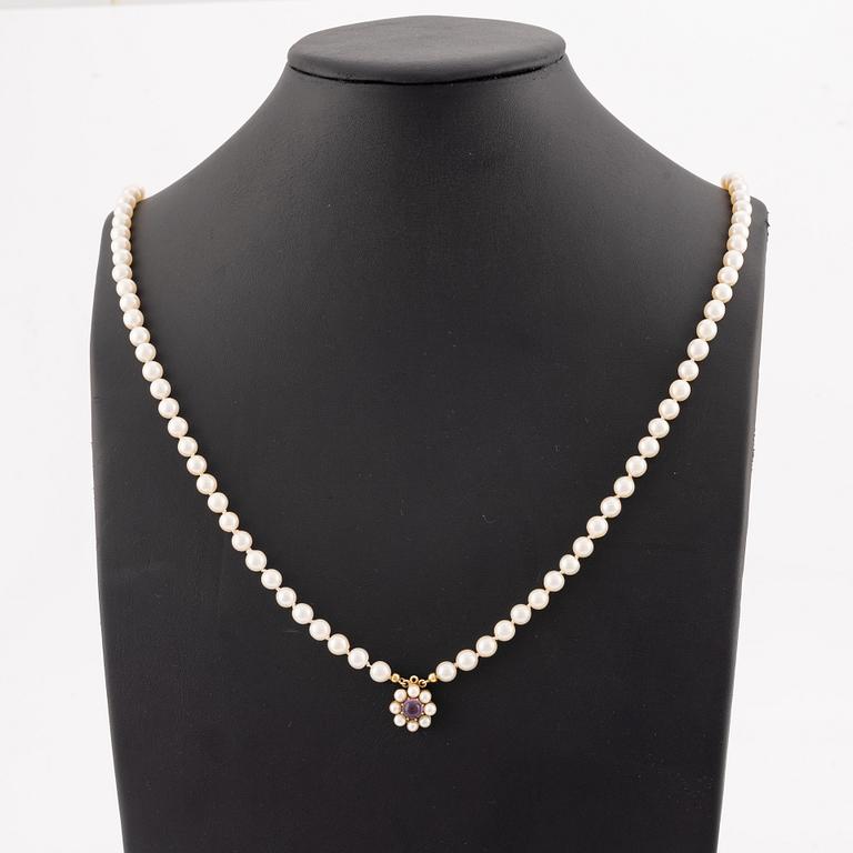 Necklace, cultured pearls, double strand, clasp in 14K gold with cabochon-cut amethyst and pearls.