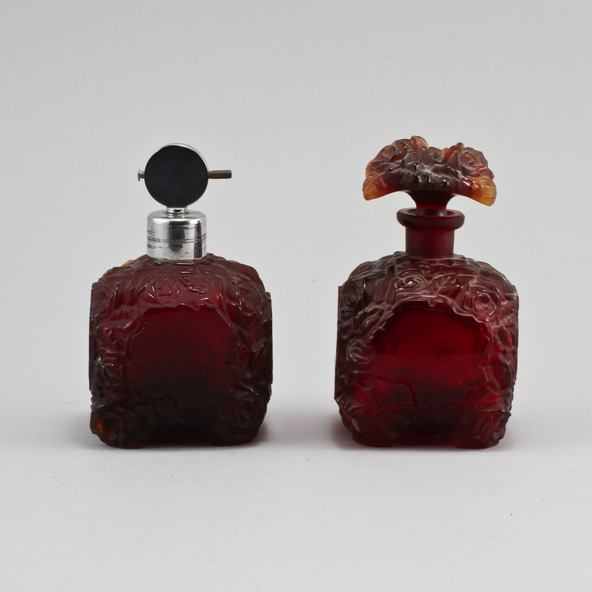 PARFYMFLASKOR, 2 st, glas och vitmetall, 1900-talets första hälft.