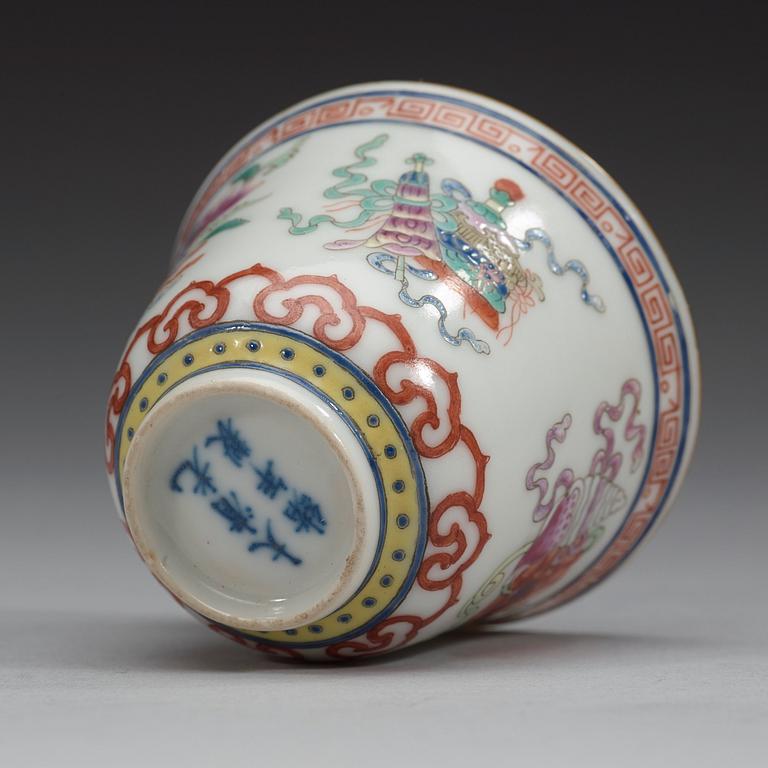 VINKOPPAR, elva stycken, porslin. Qing dynastin, med Guangxus sex karaktärers märke och period (1874-1908).