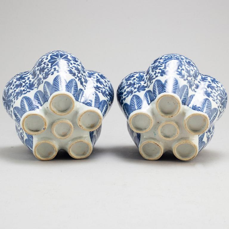 A pair of blue and white tulip vases, Qing dynasty, Guangxu (1875-1908).