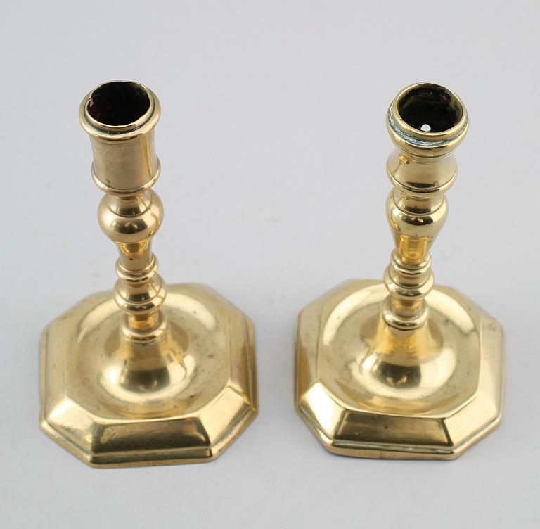 LJUSSTAKAR, 2 st, mässing, 1700-tal.