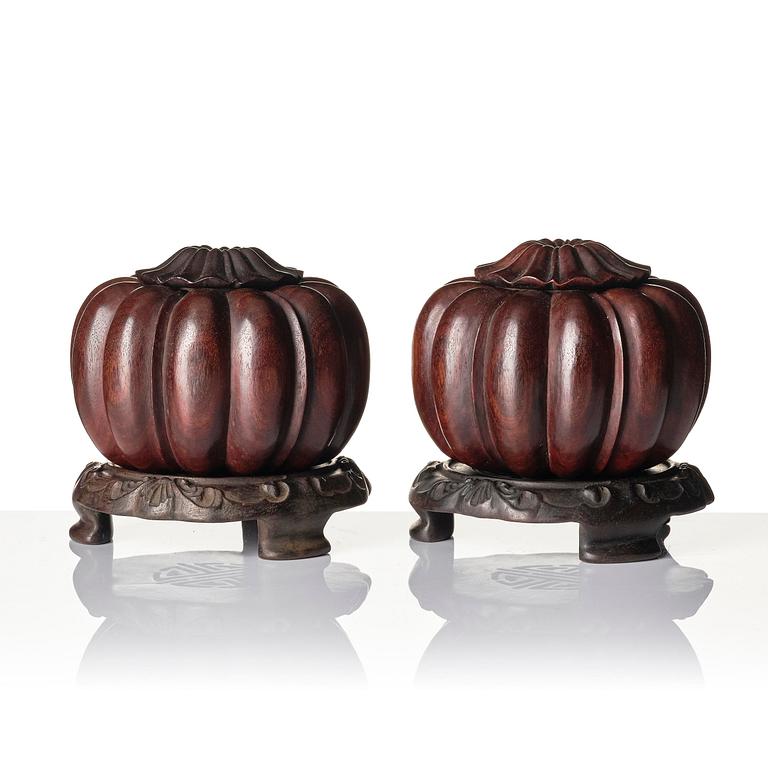 Weiqiaskar med lock, ett par, hardwood. Kina, troligen Republik.