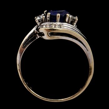 RING, 18k vitguld med blå ovalslipad safir samt 8 briljant- och fasettslipade diamanter. Vikt 3 g.