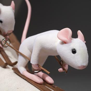 SKIDÅKANDE MÖSS, NK 2013, JoAnn Tan Studio.