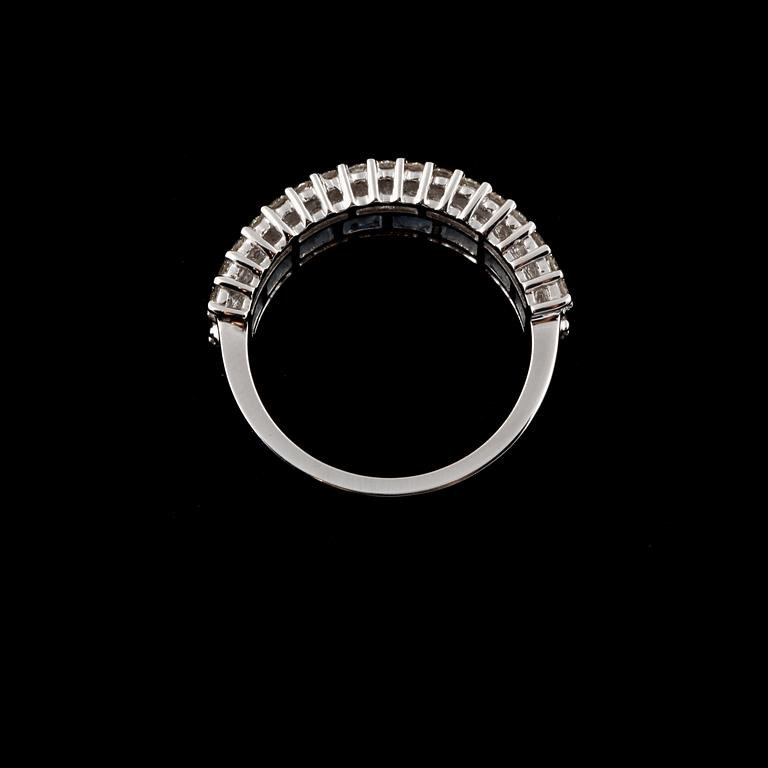RING, 18k vitguld med 34 briljantslipade diamanter, ca 0.64 ct samt 15 blå safirer, ca 1.54 ct. Vikt 7 g.