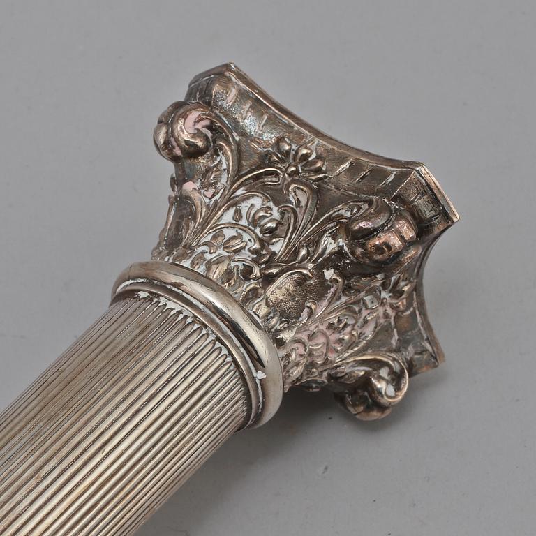 KOLONNLJUSSTAKAR, ett par, nysilver, omkring 1900.
