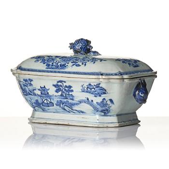 A blue and white dinner service, Qing dynasty, Qianlong (1736-95).  (45 pieces).