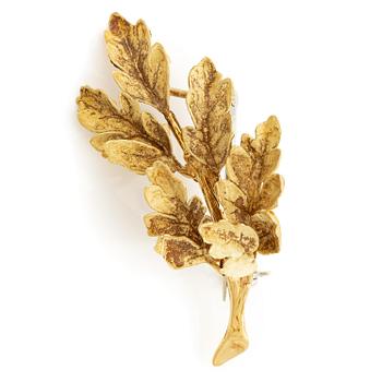569. Brosch i form av ett löv 18K guld.
