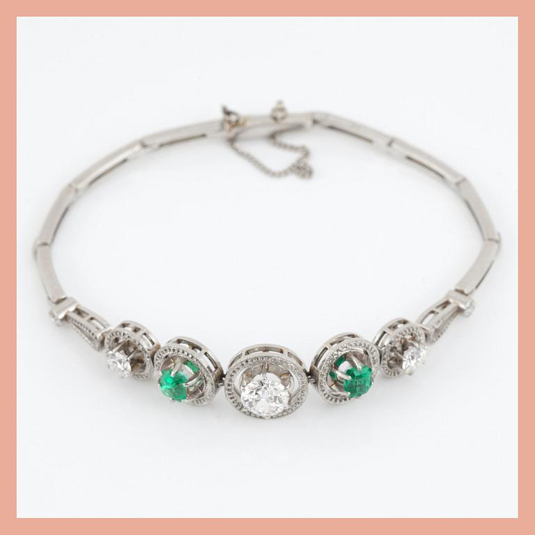 ARMBAND med briljantslipade diamanter totalt ca 1.50 ct (äldre slipning) samt smaragder.