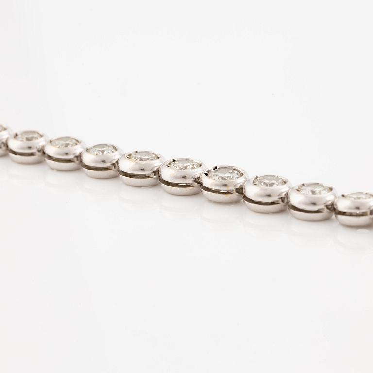 An 18K white gold bracelet set with round brilliant-cut diamonds.