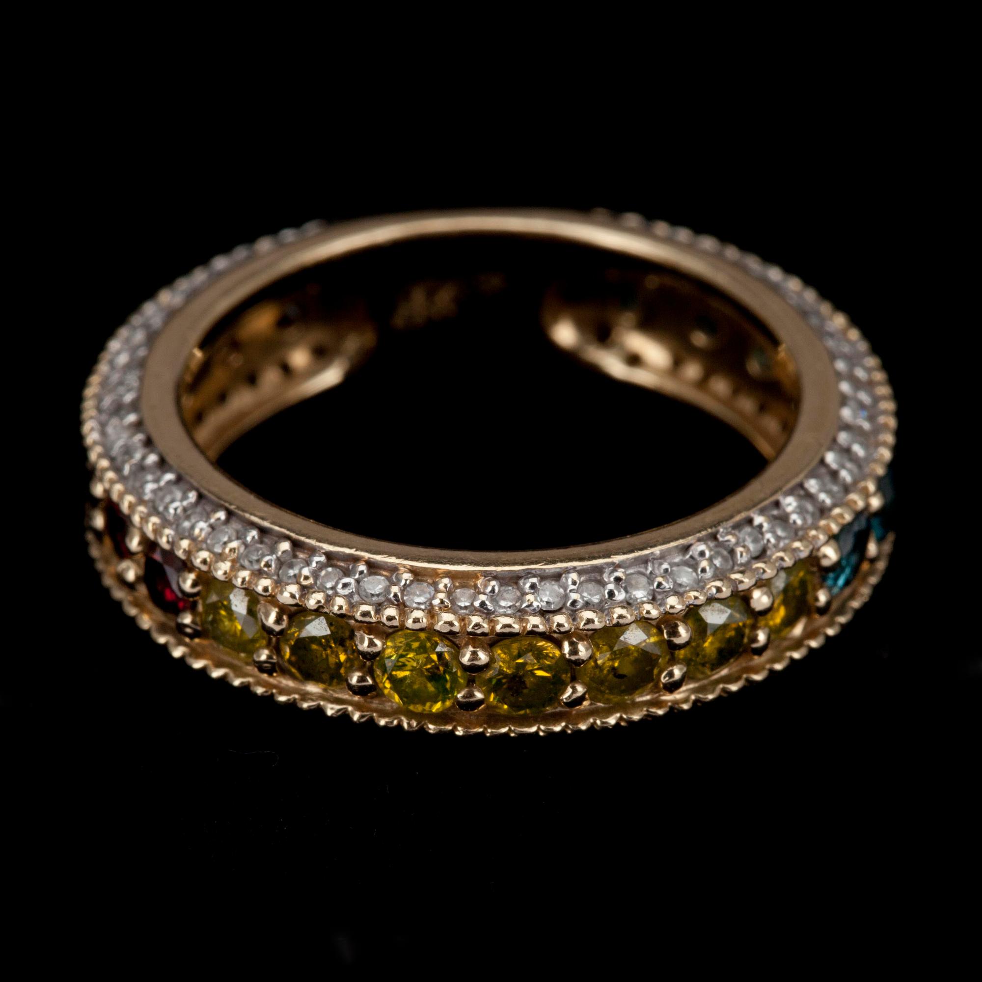 RING, guld 14K, färgade briljantslipade diamanter samt färglösa små diamanter. Vikt 6,4 g.