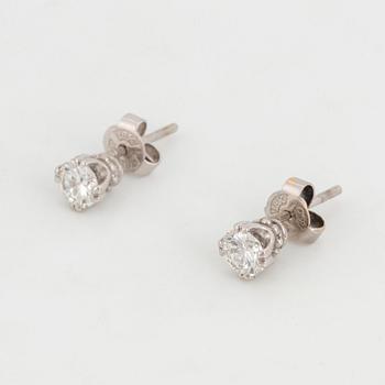 Briliant-cut diamond stud earrings.