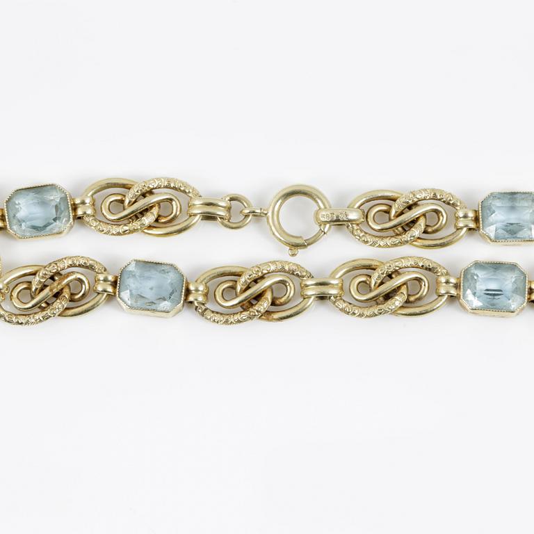 ARMBAND, med akvamariner, 14K guld. Totalvikt ca 9 gram.