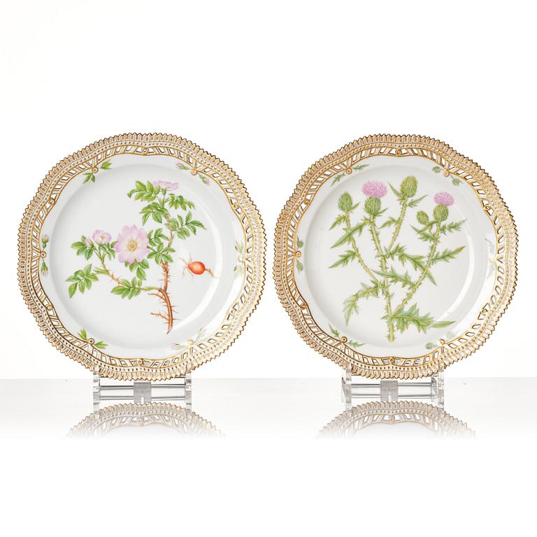 A set of 12 Royal Copenhagen 'Flora Danica' plates, Denmark, 20th Century.