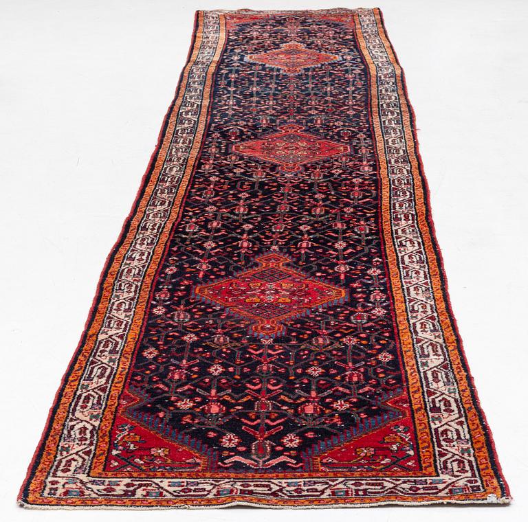 Gallery rug, oriental. Approx. 475 x 100 cm.