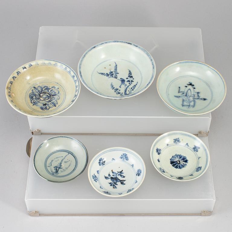 A group of six blue and white dishes, mostly Ming dynasty, as well as Qing dynasty, 19th century.