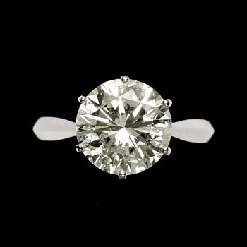 1091. A brilliant cut diamond ring, 5.55 cts.